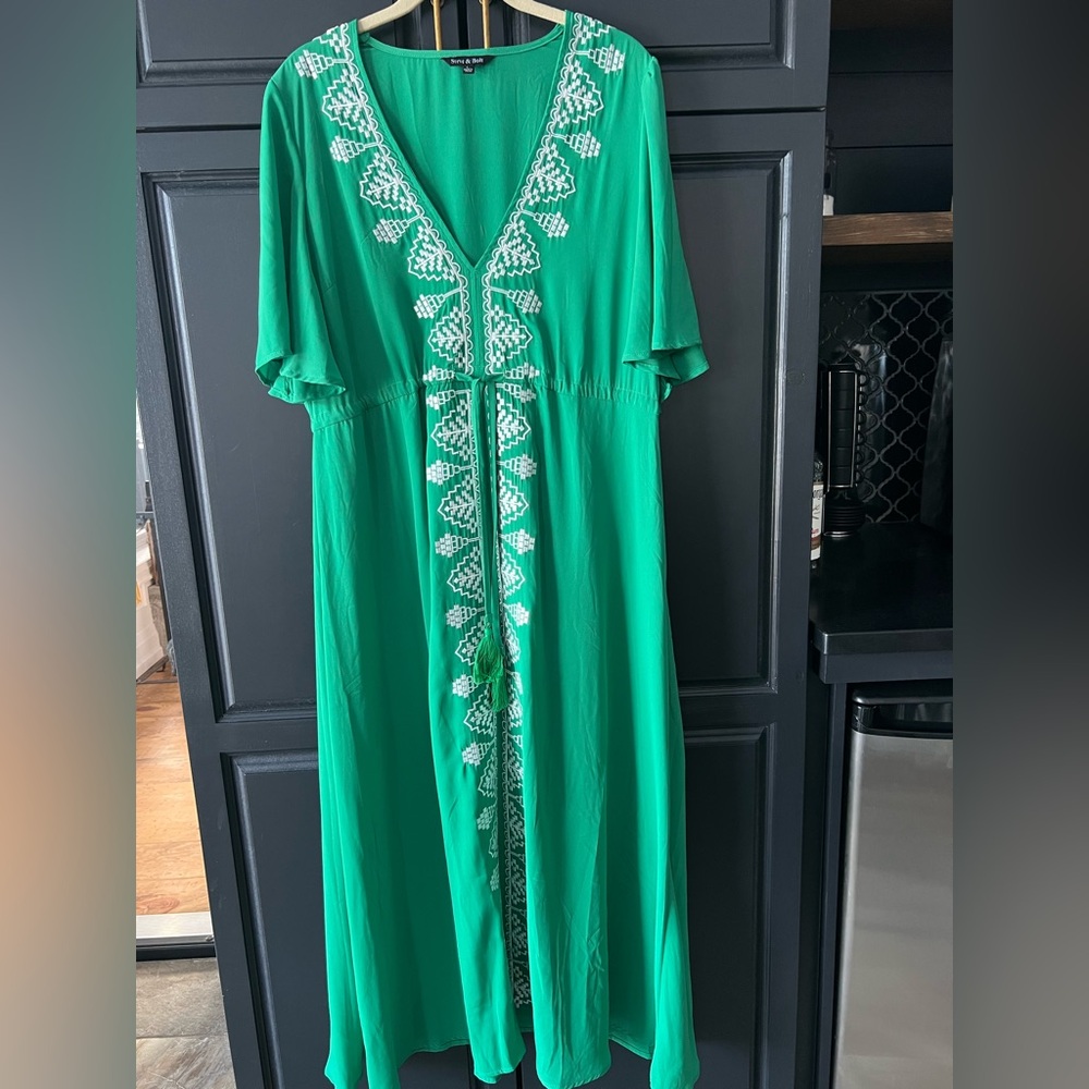Vibrant Green Maxi Dress with Embroidery